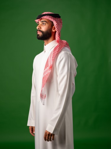 رجل يرتدي الزي الخليجي التقليدي, يشمل الشماغ والعقال والثوب الأبيض, بخلفية خضراء.