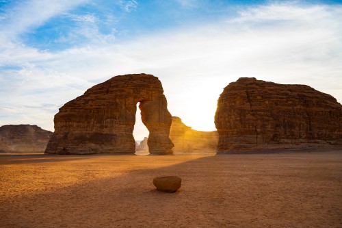 منظر لتشكيلات صخرية مقابل السماء، صخرة الفيل من العلا، المملكة العربية السعودية