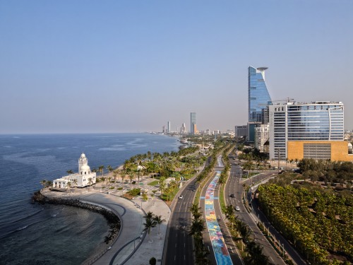 منظر جوي لكورنيش جدة يظهر المسجد المطل على البحر والمباني الحديثة في الخلفية.