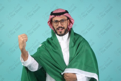 شاب سعودي يرتدي الزي السعودي يقوم بتعابير وجه و يدين تدل على السعادة والحماس ، كأس العالم، المنتخب السعودي