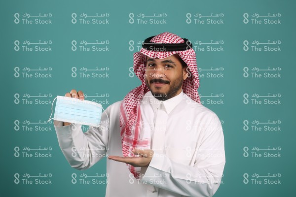 تفاعل شاب يحمل الكمامة ويرتدي الزي السعودي