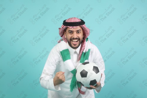 شاب سعودي يرتدي الزي السعودي، ممسك بيده كره القدم ، كأس العالم