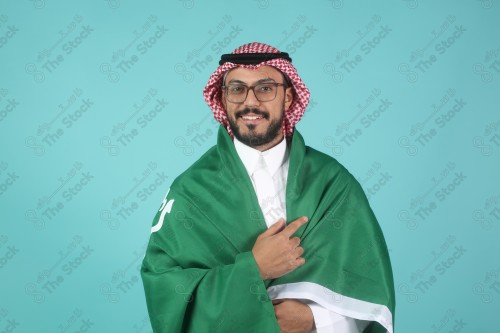 شاب سعودي يرتدي الزي السعودي يقوم بتعابير وجه و يدين تدل على السعادة والحماس ، كأس العالم، المنتخب السعودي