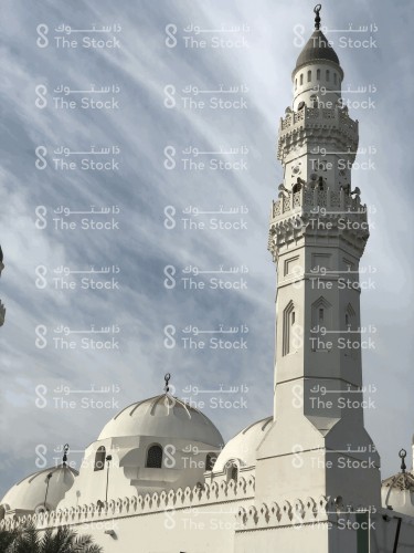 مسجد قباء في المدينة المنورة نهارًا وتظهر المئذنة  والقباب عن قرب