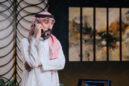 رجل سعودي يقوم بتفاعلات مختلفة باستخدام الجوال ، رجل سعودي يقوم بإجراء مكالمة هاتفية