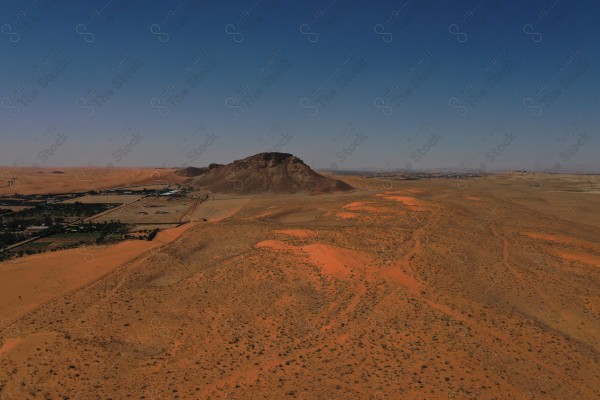 لقطة لسلسلة جبال طويق في منطقة القدية بالرياض وتظهر السماء صافية ، سلسلة من الجبال الصخرية ، حافة العالم .