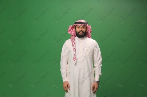 بورتريه رجل سعودي يرتدي الزي الرسمي التقليدي على خلفية خضراء يقوم بعمل اشارات بيديه وهو مبتسم ، حزين، غاضب، صور تذكارية ، توثيق لحظة سعيدة