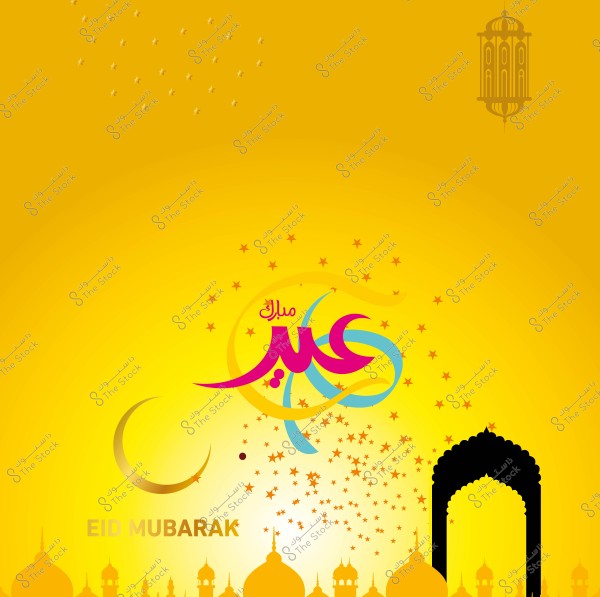 تصميم احتفالي بالعيد مع عبارة "عيد مبارك" بالخط العربي على خلفية صفراء مزينة بنجوم وهلال ومعالم لمسجد.