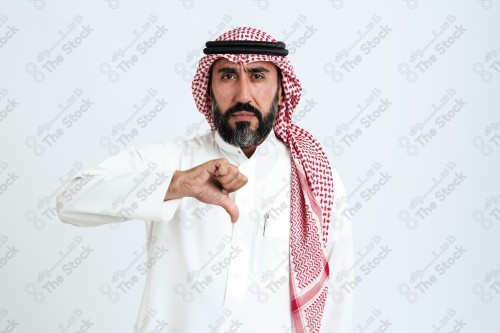 بورتريه رجل سعودي كبير بالسن يرتدي الزي الرسمي التقليدي على خلفية بيضاء يقوم بعمل اشارات بيديه وهو مبتسم ، حزين، غاضب، صور تذكارية ، توثيق لحظة سعيدة.