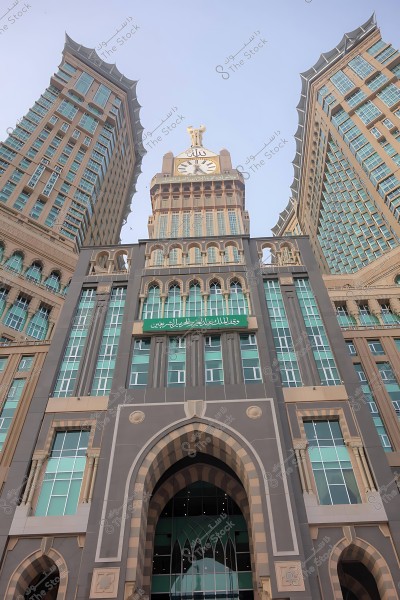 صورة لأبراج البيت في مكة المكرمة, يظهر في الصورة برج الساعة بوضوح وتحيط به المباني الشاهقة.