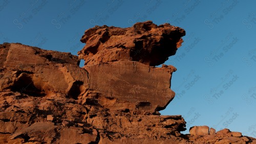 لقطة لجبل موقع الجمل الاثري بمنطقة الجوف في صحاري شمال السعودية، سلسلة من الجبال الصخرية.