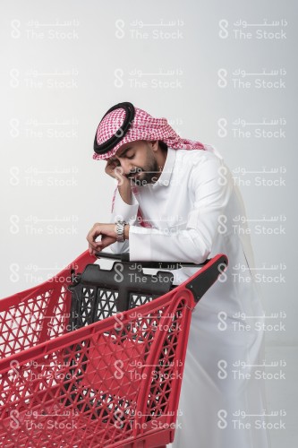 رجل سعودي يبدو متعبًا من التسوق