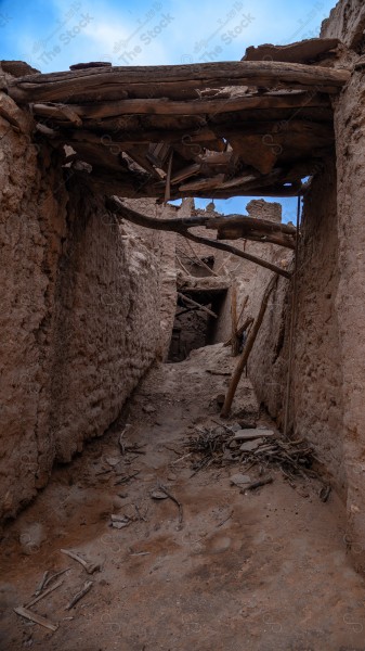 The picture shows a mud building in the heritage villa in Ushaiqar, characterized by an old window, while the clear sky lives behind it.