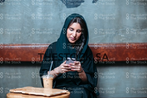 امرأة تستخدم الهاتف