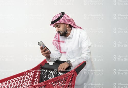 رجل سعودي يبدو متعبًا من التسوق