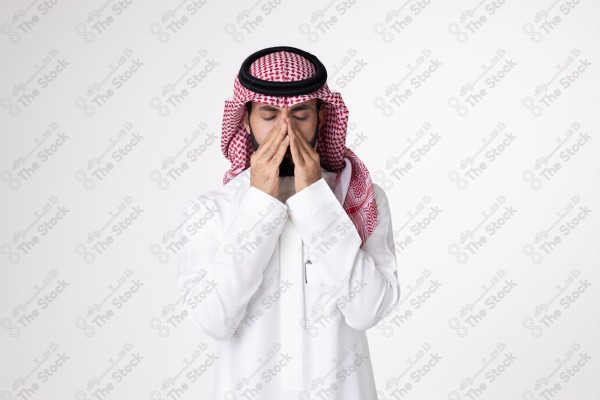 بورتريه رجل سعودي يقف على خلفية بيضاء ويظهر تأثير الصداع