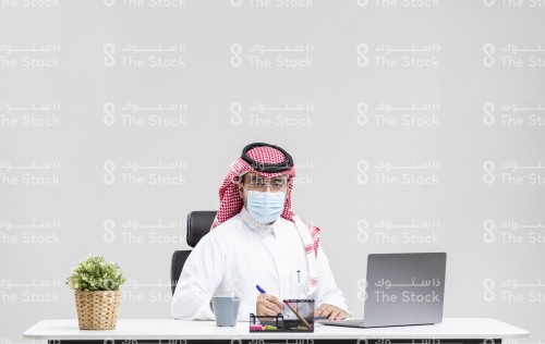 شاب سعودي يعمل في مكتبه