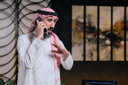 رجل سعودي  يقوم بتفاعلات مختلفة باستخدام الجوال