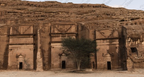 لقطة لجبل صخري في مدينه العلا والسماء تبدوا صافية نهارًا، سلسلة من الجبال الصخرية، تكوين صخري