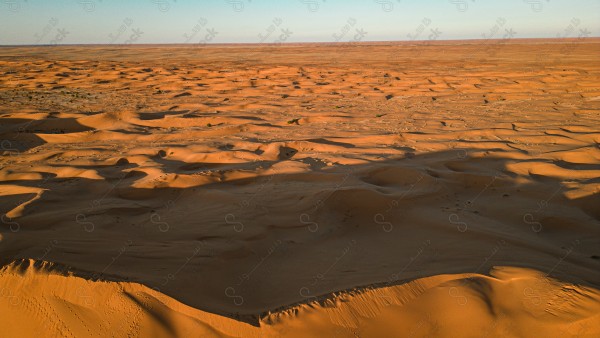 لقطة جمالية للكثبان الرملية في روضة خريم بمدينة الرياض ، الرمال الذهبية في صحراء السعودية ، مناطق صحراوية .