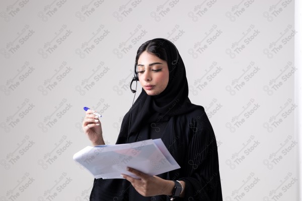 بورتريه لامرأة تلبس سماعة هاتفية وتقوم بالتواصل ،  هاتفية بتعابير مختلفة.، خدمة العملاء .