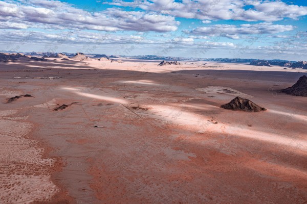 لقطه علوية لتضاريس التاريخيه في محافظه العلا بالسعوديه وقت النهار، معلم اثري قديم، مدينة الحجر، سلسلة من الجبال الصخرية .