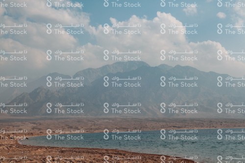 تكون السحاب على جبال الشاطئ الرملي
