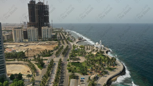 لقطة علوية لواجه جدة البحرية نهارًا وتظهر من خلالها المباني والمعالم السياحية في مدينة جدة، السياحة الداخلية.