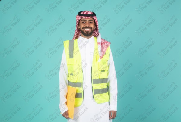 بورتريه مهندس سعودي يرتدي الزي السعودي التقليدي، و سترة العمل لتسليم مشروعه الجديد، هندسة معمارية ، مهندسون سعوديون