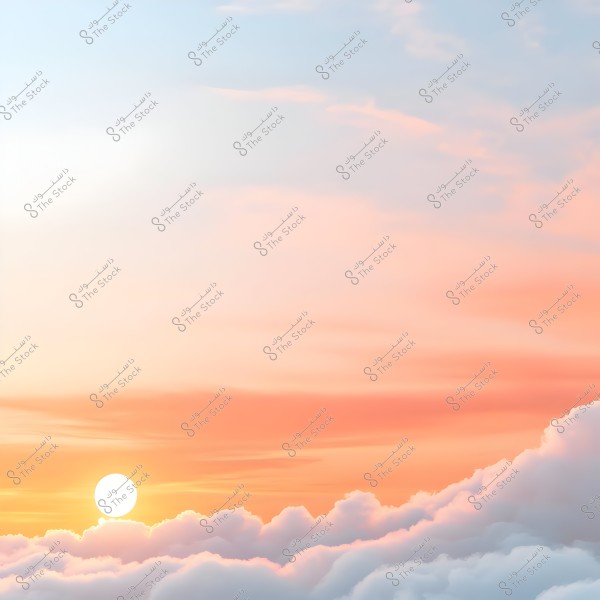 صورة تظهر مشهداً لسحب بيضاء ناعمة تملأ الأفق, مع شروق الشمس في الأفق, مما يُضفي ألواناً دافئة من البرتقالي والوردي على السماء.