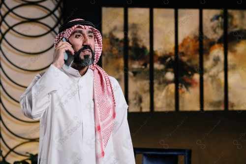 رجل سعودي يقوم بتفاعلات مختلفة باستخدام الجوال ، رجل سعودي يقوم بإجراء مكالمة هاتفية