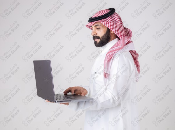 بورتريه رجل سعودي يحمل لابتوب ويقوم بتعابير مختلفة، خدمة عملاء ، التواصل.