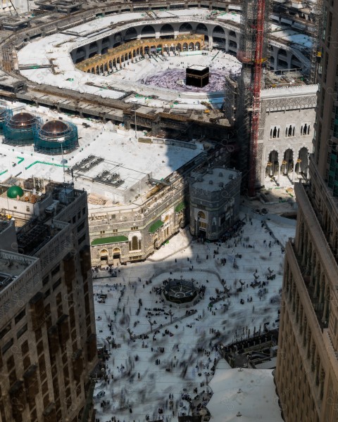 صورة جمالية للكعبة المشرفة في مكة المكرمة، حجاج بيت الله يقومون بأداء مناسك الحج والعمرة، اداء الصلاة في الحرم المكي.