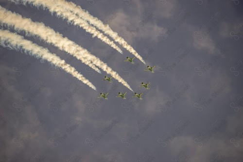 عرض جوي لمجموعة طائرات الصقور الاخضر في اليوم الوطني السعودي