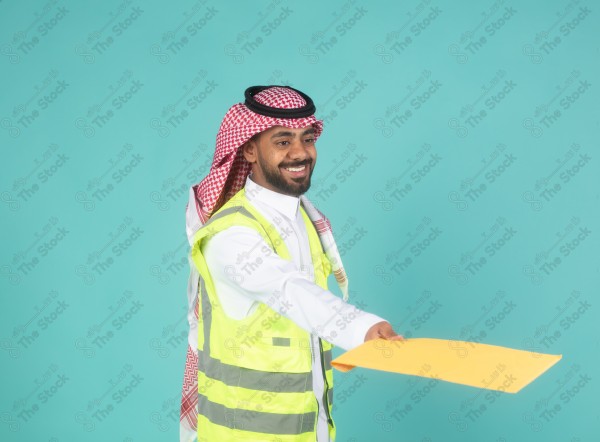 بورتريه مهندس سعودي يرتدي الزي السعودي التقليدي يرتدي سترة العمل يقف لتسليم مشروعه الجديد, هندسة معمارية، مهندسون سعوديون