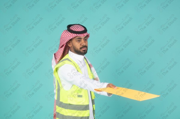 بورتريه مهندس سعودي يرتدي الزي السعودي التقليدي و سترة العمل لتسليم مشروعه الجديد، هندسة معمارية ، مهندسون سعوديون