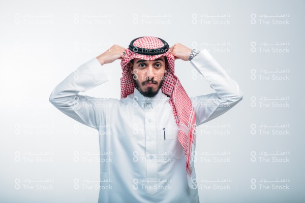 تفاعل رجل يرتدي الزي السعودي على خلفية بيضاء