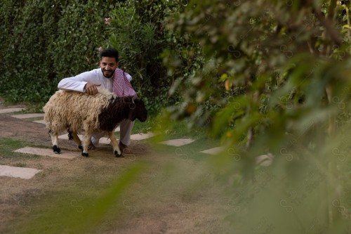 عائلة سعودية مجتمعين في العيد ،خروف العيد  ، الأضحية ، زيارات العيد وتجمع الاسرة، عادات العيد في المجتمع السعودي، أجواء عائلية سعيدة، أعياد ومناسبات.