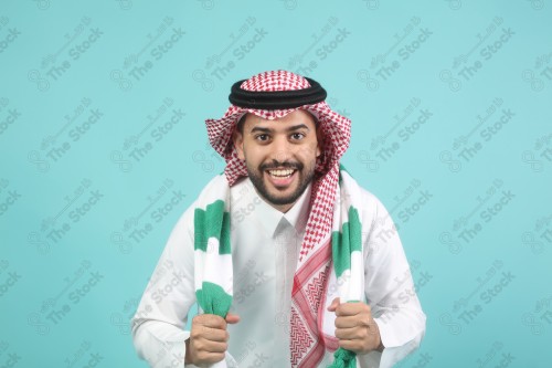  بورتريه شاب سعودي يرتدي الزي السعودي بتعابير وجه و يدين تدل على السعادة والحماس ، كأس العالم ، المنتخب السعودي.