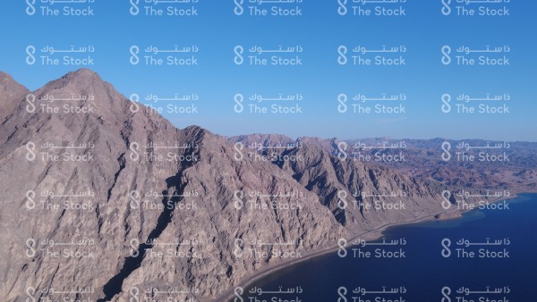 البحر الاحمر وسلسلة جبال طيب الاسم الصخرية يشقها طريق مسفلت بمنطقة نيوم