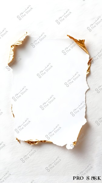 صورة لورقة بيضاء محاطة بحواف ذهبية ممزقة على خلفية بيضاء. تبدو الورقة وكأنها مفرغة في المنتصف, مما يعطي تأثير ثلاثي الأبعاد.