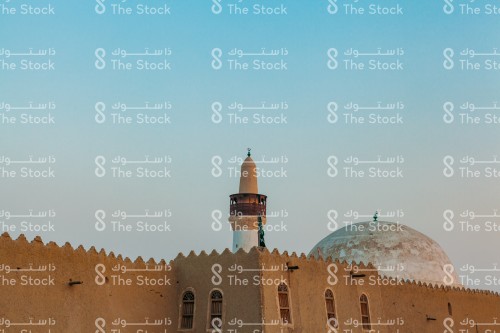 مسجد تاريخي قديم مبني من الطين في محافظة الأحساء في المملكة العربية السعودية، منارة وقبة مسجد تراثي في الأحساء