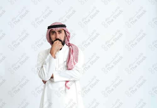 بورتريه رجل سعودي كبير بالسن يرتدي الزي الرسمي التقليدي على خلفية بيضاء يقوم بعمل اشارات بيديه وهو مبتسم ، حزين، غاضب، صور تذكارية ، توثيق لحظة سعيدة.