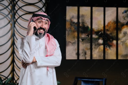 رجل سعودي يقوم بتفاعلات مختلفة باستخدام الجوال ، رجل سعودي يقوم بإجراء مكالمة هاتفية