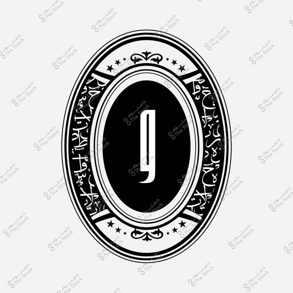 شعار بيضاوي الشكل يحتوي على حرف "ج" في المركز. يحيط بالشعار نص عربي مزخرف ومنمق, مع تفاصيل زخرفية تكمل التصميم, يتضمن أنماط وأشكال هندسية ونقوش عربية, وينتهي من الأسفل والعلوي بنجوم وزخارف نباتية.
                            
-