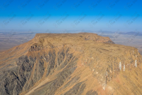 لقطة جوية لجبال طمية الواقعة شمال غرب القصيم وتظهر السماء صافية نهارًا ، جبال السعودية ، الطبيعة في السعودية