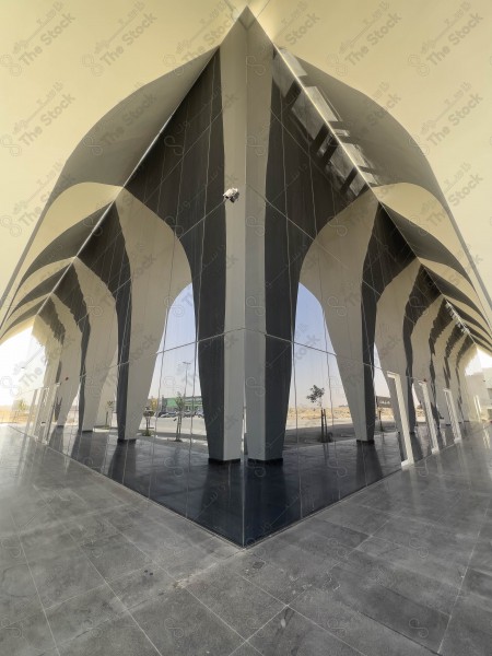 A snapshot of a mosque in Saudi Arabia, and the sky appears clear during the day. Mosques and mosques, worship