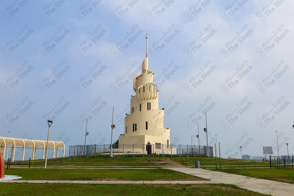 لقطة لجزيرة المرجان في مدينة الخبر بالسعودية وتظهر السماء صافية ، ميناء الملك عبد العزيز بالخبر، مباني ومعالم.