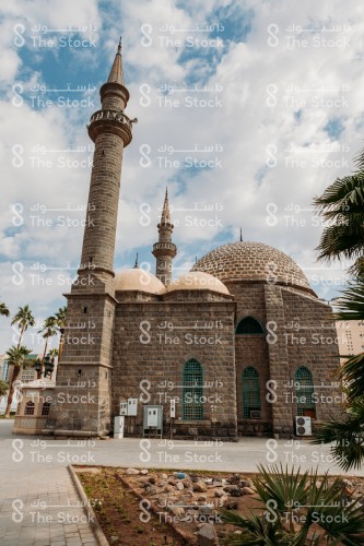 مسجد العنبرية في المدينة المنورة نهارًا ويظهر الطقس شبه غائم، مسجد  أثري مبني من الحجارة