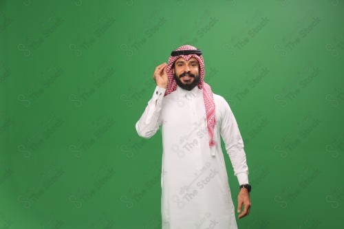 بورتريه رجل سعودي مبتسم يرتدي الزي السعودي التقليدي يشير بإحدى يديه برمزية